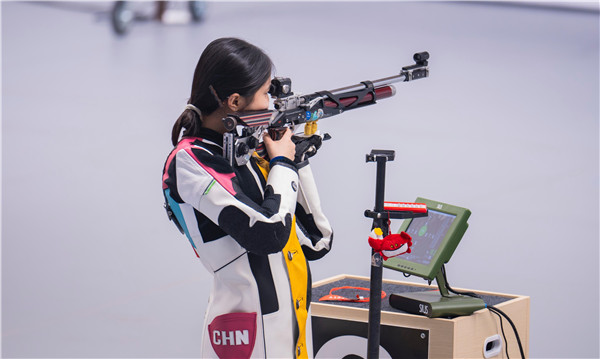 捷克选手夺得射击比赛女子步枪冠军