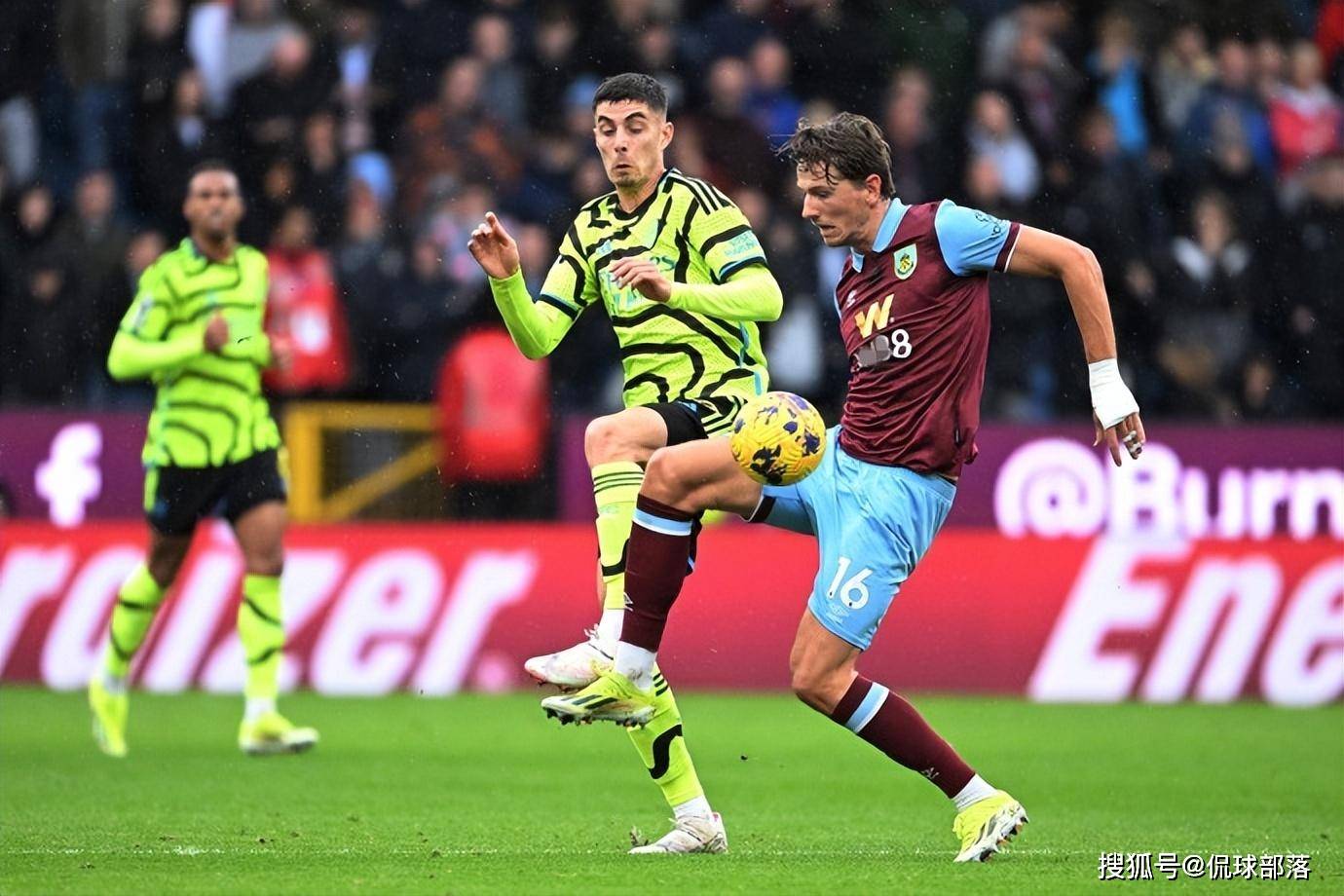 水晶宫进攻火力全开,制造多次威胁 水晶宫进攻火力全开,制造多次威胁