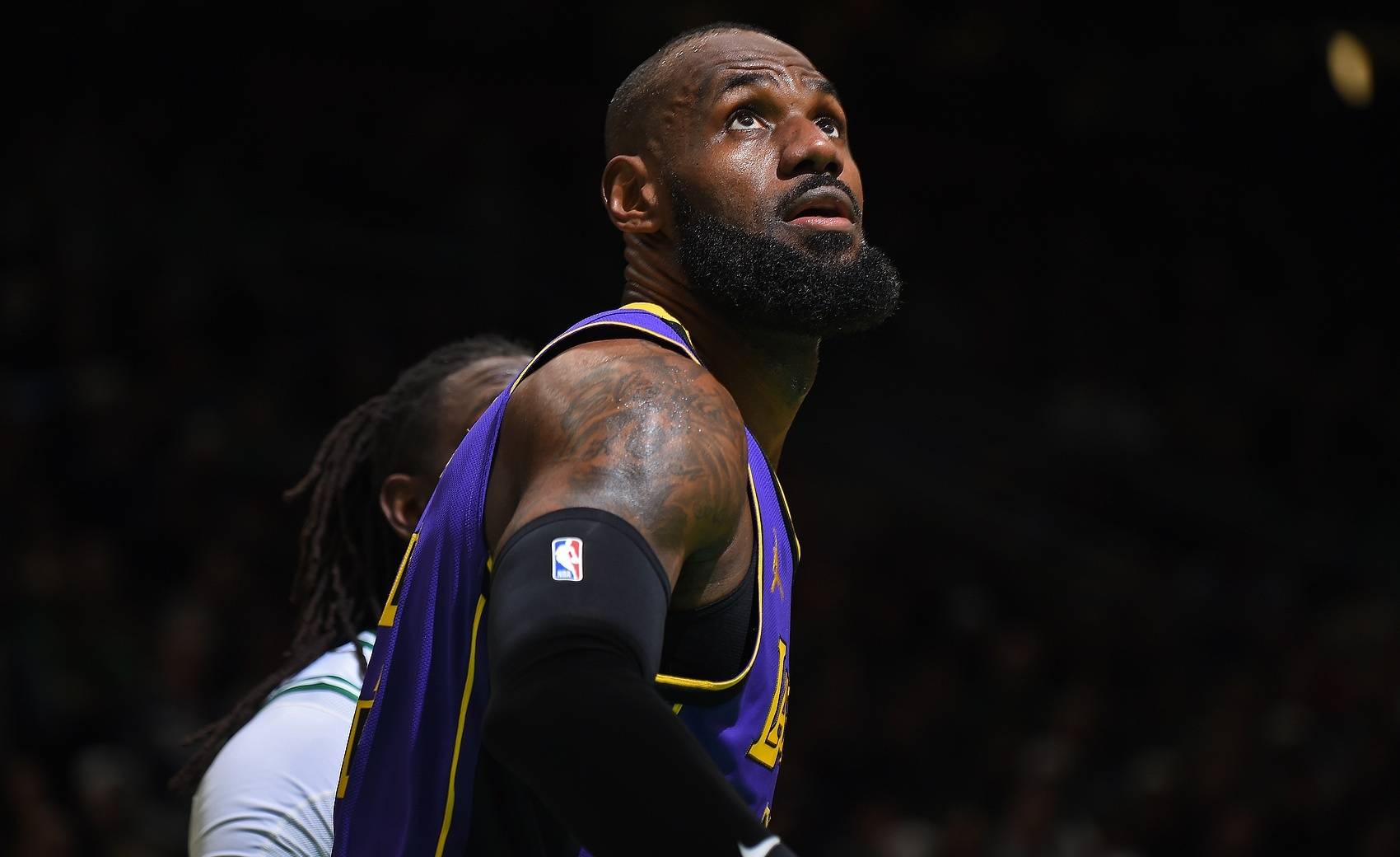 包含篮网不敌湖人，詹姆斯砍下27分的词条