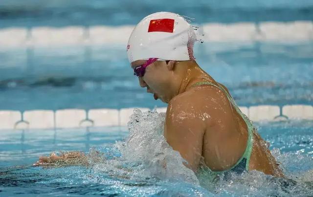 瑞典游泳选手完美演绎蛙泳摘银