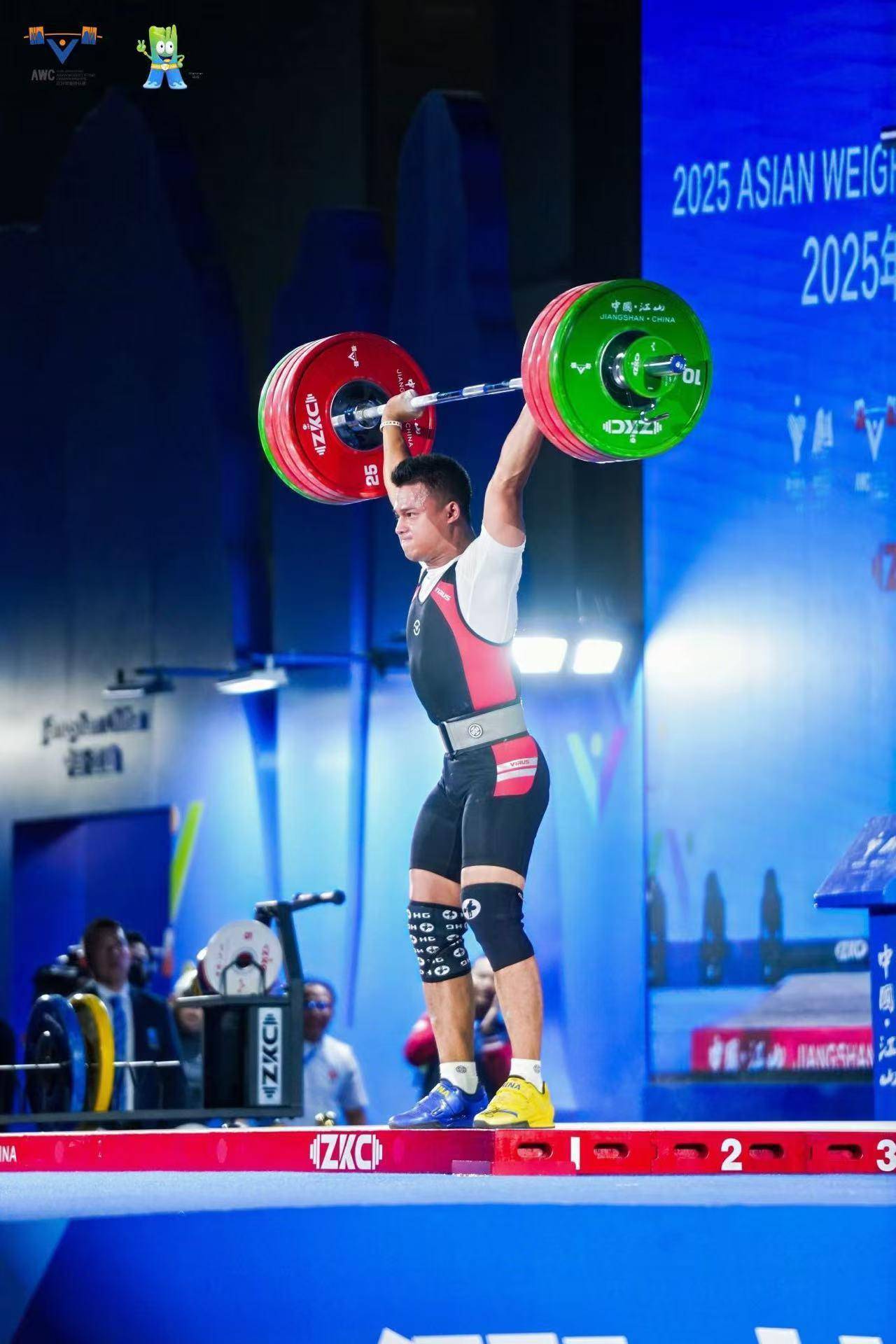 举重比赛激烈对决运动员拼尽全力展现拼搏精神的简单介绍 举重比赛激烈对决运动员拼尽全力展现拼搏精神的简单介绍