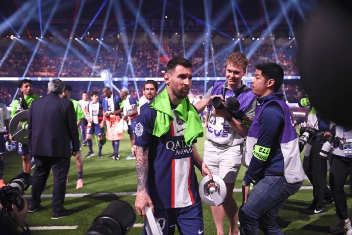 法甲巴黎圣日耳曼5-0大胜里昂,梅西再次表现抢眼 法甲巴黎圣日耳曼5-0大胜里昂,梅西再次表现抢眼