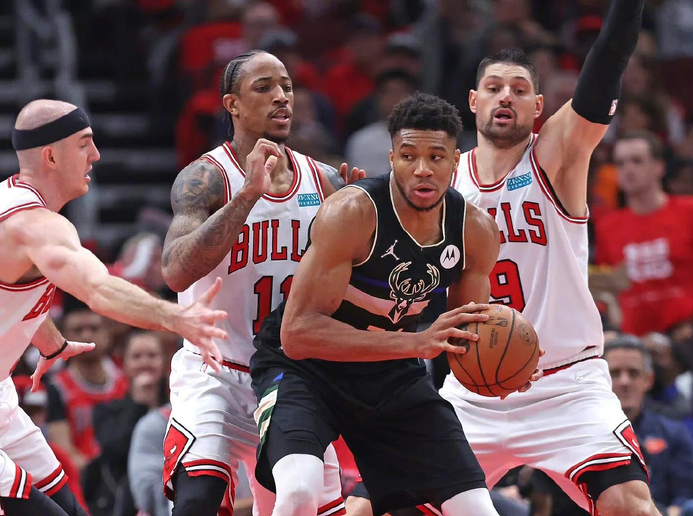 雄鹿主场大胜鹈鹕，字母哥砍下38分