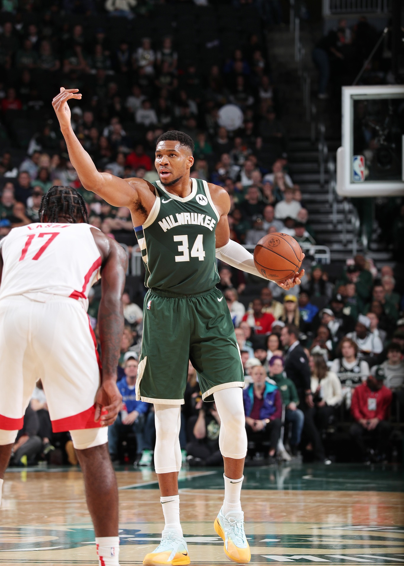 雄鹿客场大胜黄蜂继续领跑 雄鹿客场大胜黄蜂继续领跑