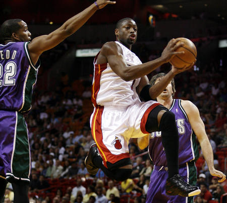 热火不敌雄鹿,韦德独得30分 热火不敌雄鹿,韦德独得30分