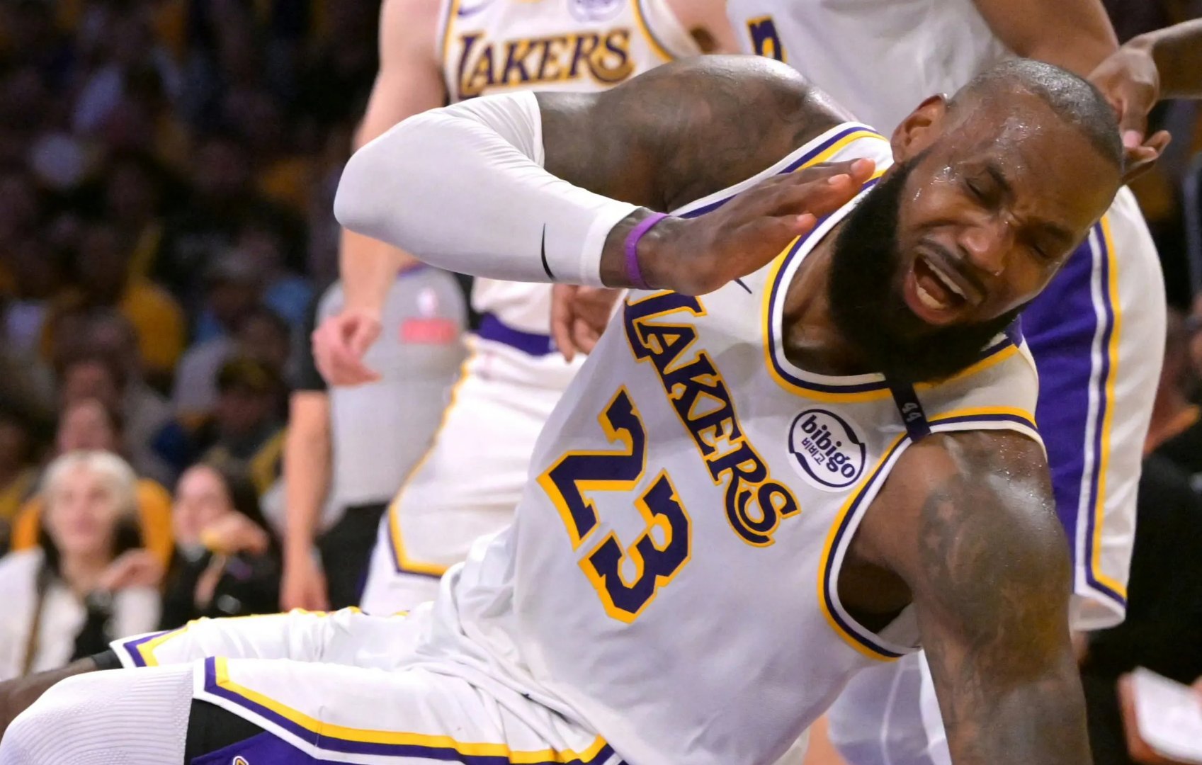 湖人主场大胜猛龙,詹姆斯全场火力全开 湖人主场大胜猛龙,詹姆斯全场火力全开