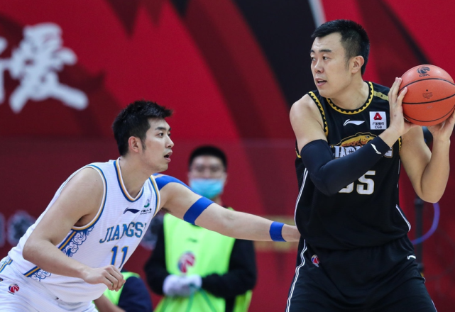 V5血洗FLY，Keria开启传奇时刻宿敌对决半决赛，让粉丝疯狂欢呼