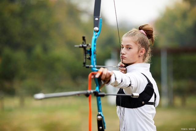 射箭选手心思专注，成功进入决赛